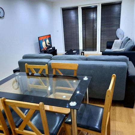 Max'Em Lexington Luxury Apartment 슬라우 외부 사진