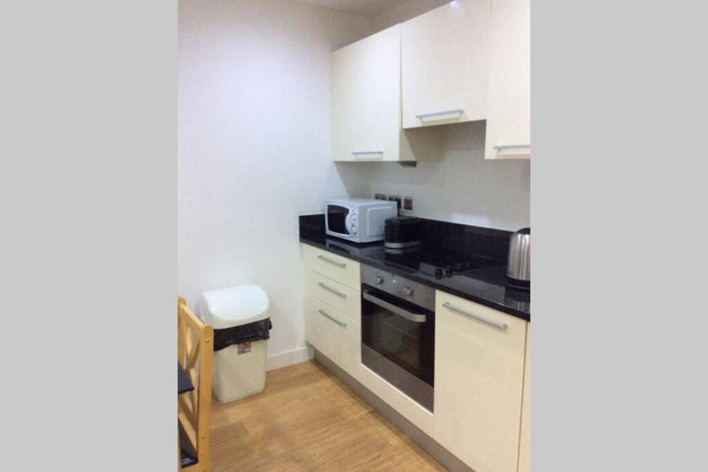 Max'Em Lexington Luxury Apartment 슬라우 외부 사진