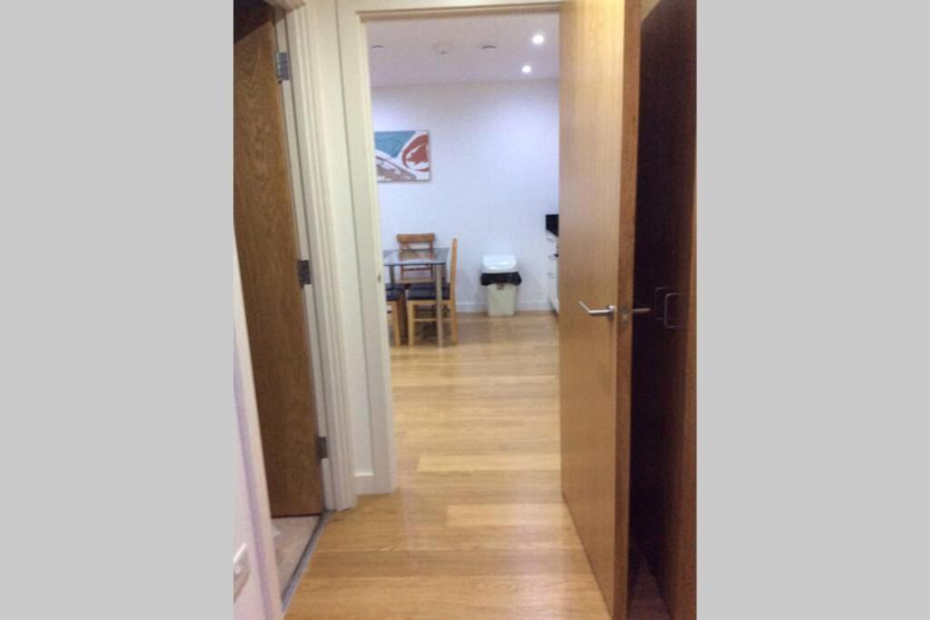 Max'Em Lexington Luxury Apartment 슬라우 외부 사진