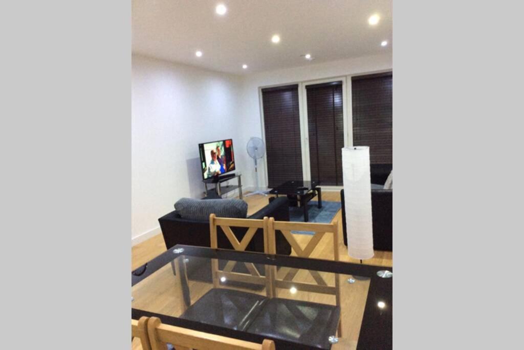 Max'Em Lexington Luxury Apartment 슬라우 외부 사진