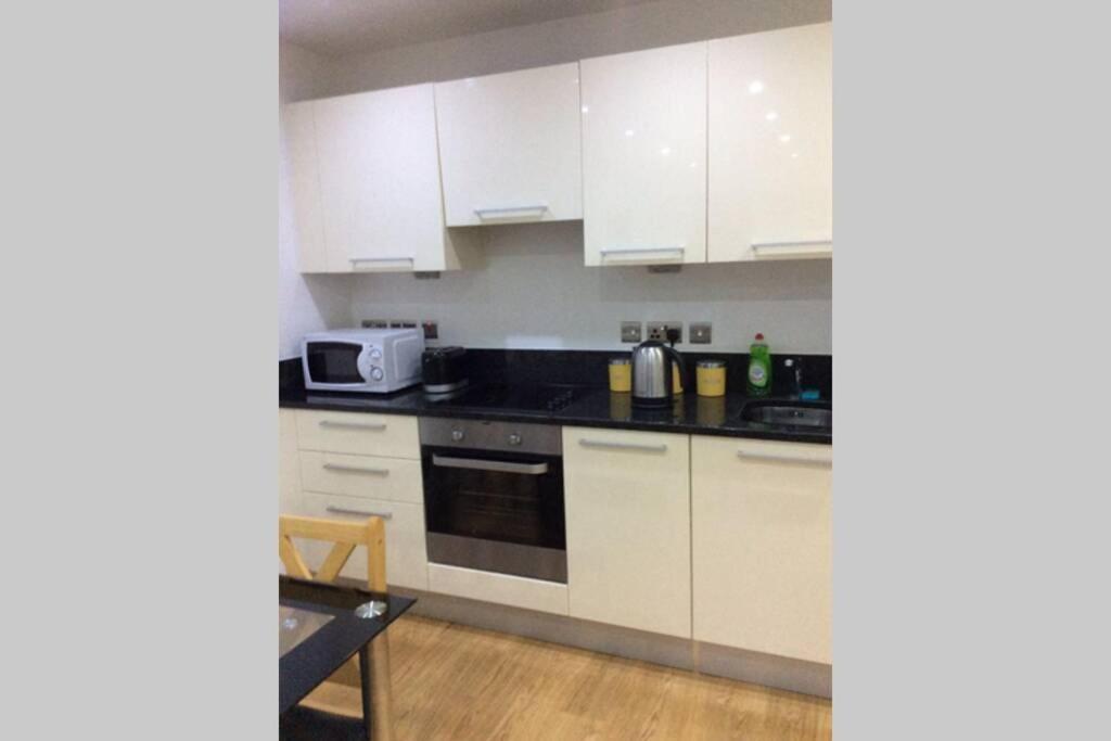 Max'Em Lexington Luxury Apartment 슬라우 외부 사진