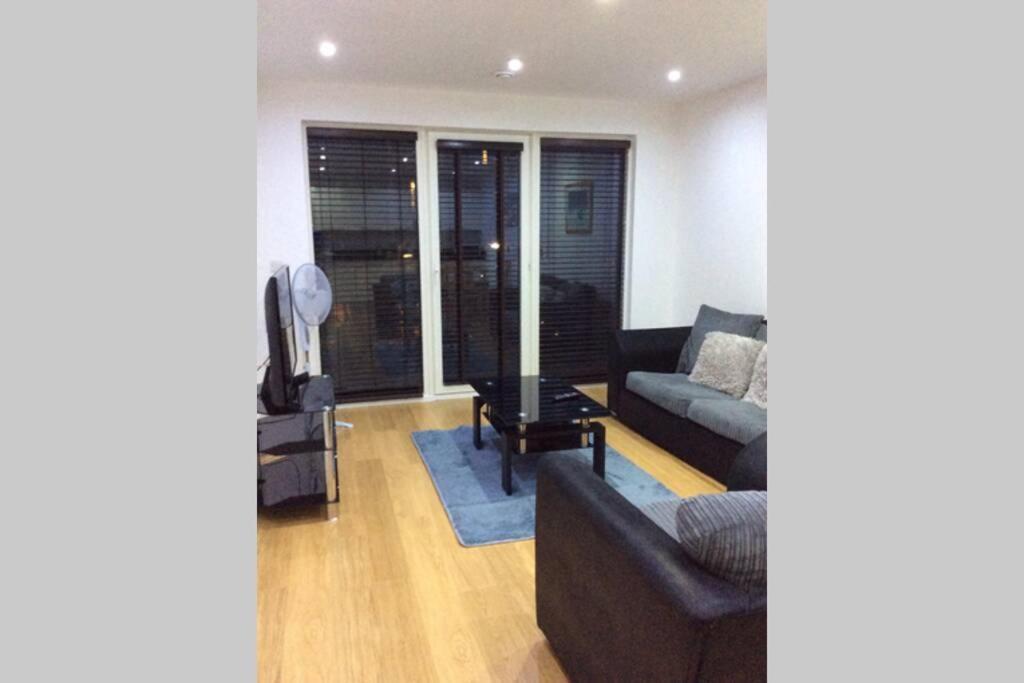 Max'Em Lexington Luxury Apartment 슬라우 외부 사진