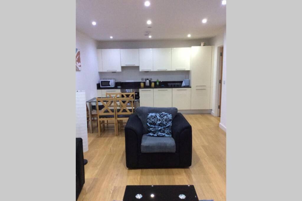 Max'Em Lexington Luxury Apartment 슬라우 외부 사진