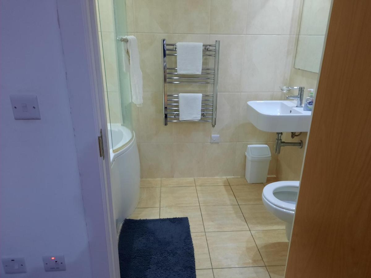 Max'Em Lexington Luxury Apartment 슬라우 외부 사진