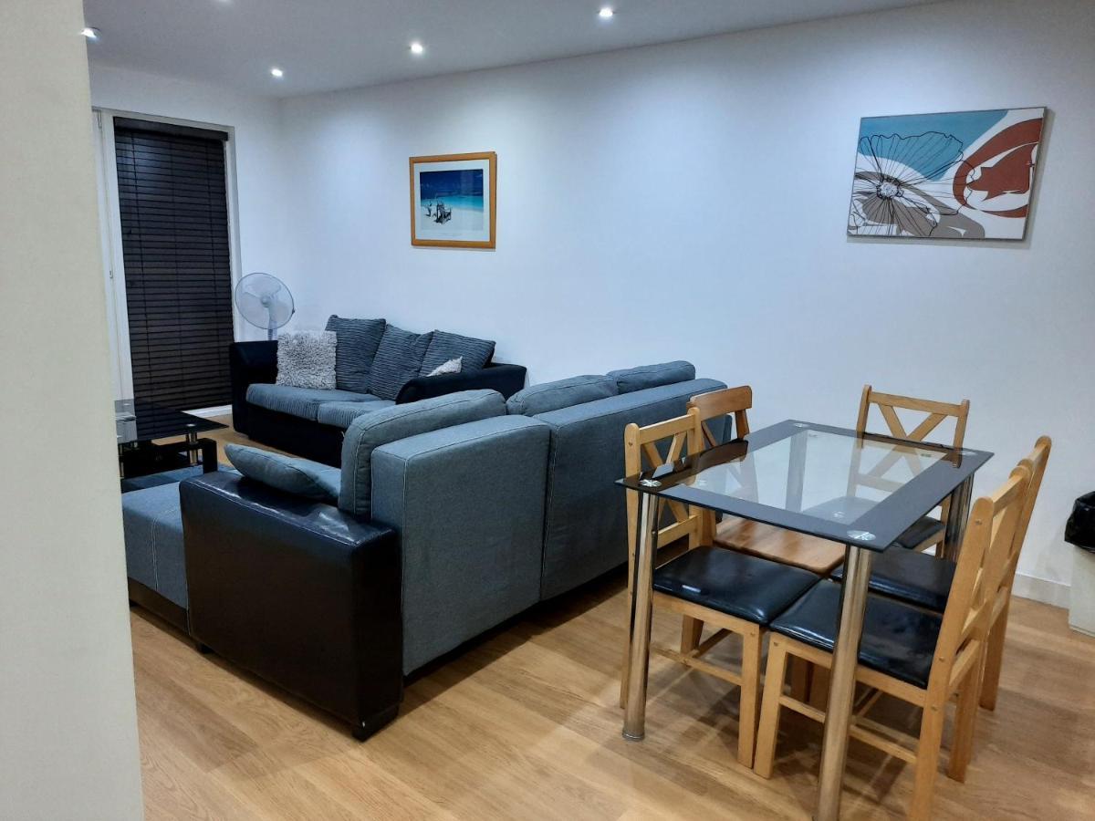 Max'Em Lexington Luxury Apartment 슬라우 외부 사진