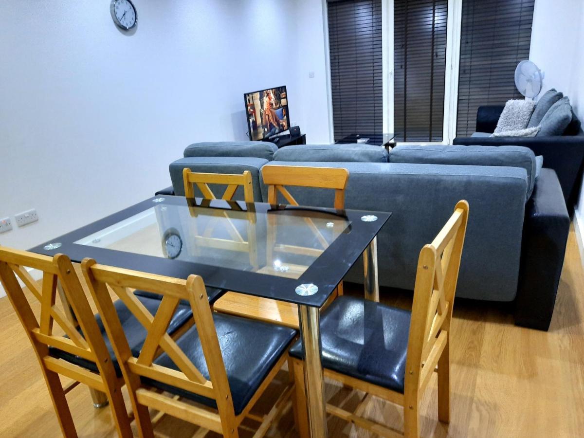 Max'Em Lexington Luxury Apartment 슬라우 외부 사진